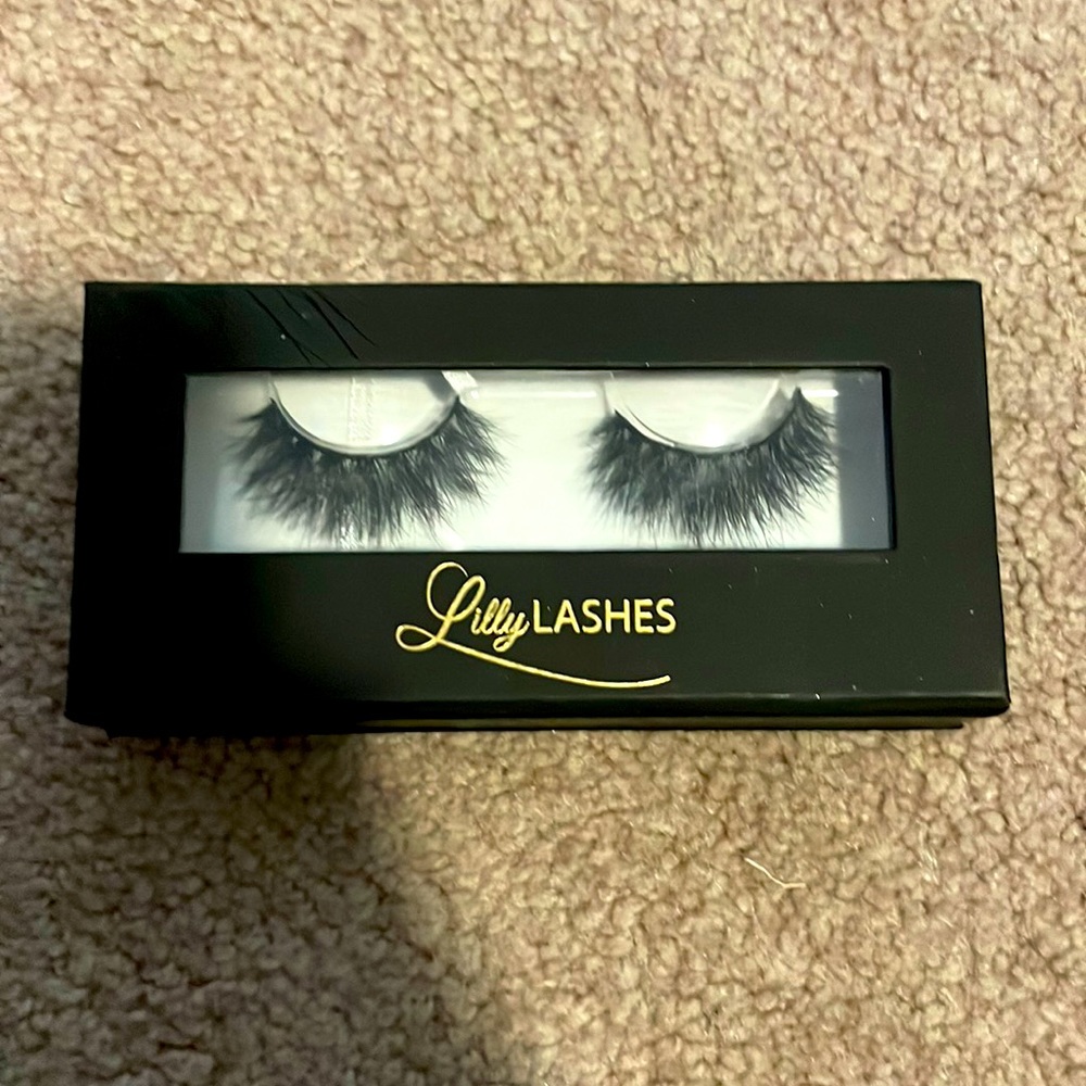 Lily Lashes In Mykonos! 🖤